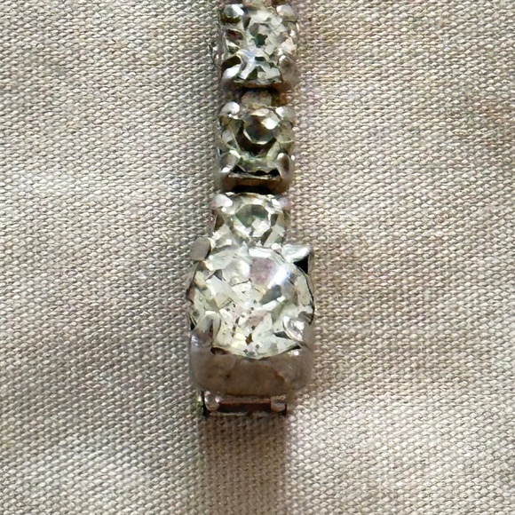 Tennis bracelet w/Clear Round prong set rhinestones & 1 large on clasp - Picture 4 of 15